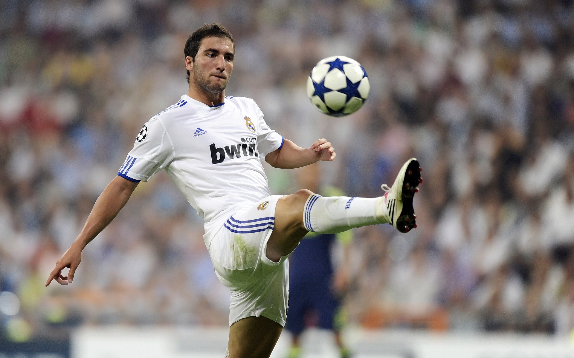 中国男足在巴黎奥运会比赛中以1-0战胜法国,中国男足打进奥运会